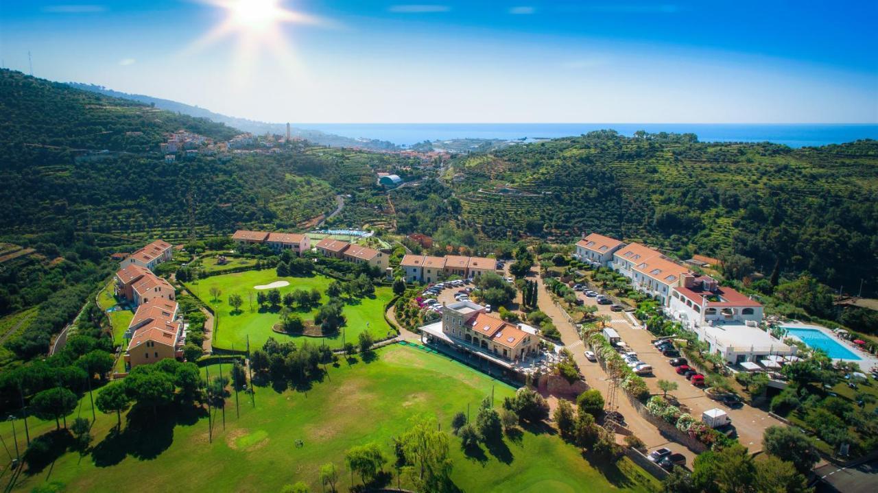 Castellaro Golf Resort Exterior photo